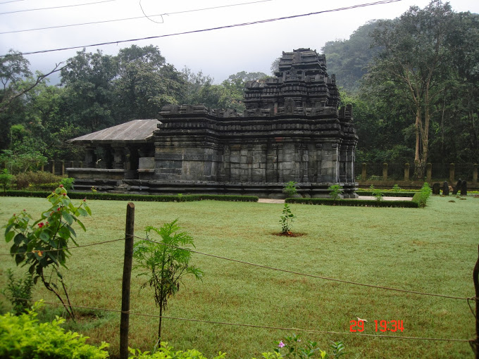 Temple de Mahadev, Tambdi Surla